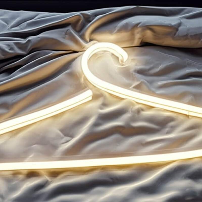 Kleiderbügel Neon LED Schild beleuchtet – Ankleidezimmer Statement Deko