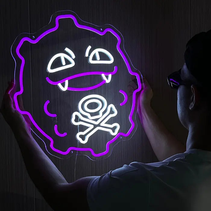 Kugelfigur Neon LED Schild wird zum Aufhängen an die Wand gehalten, lila Kontur leuchtet auf Holzoptik