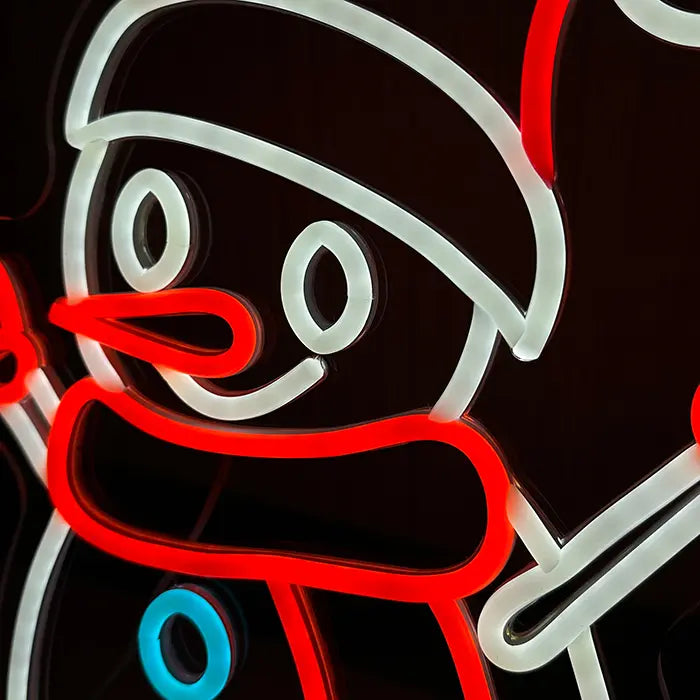 Schneemann Neon LED Schild in Detailaufnahme: Gesicht mit Karottennase, Augen und rotem Schal leuchten