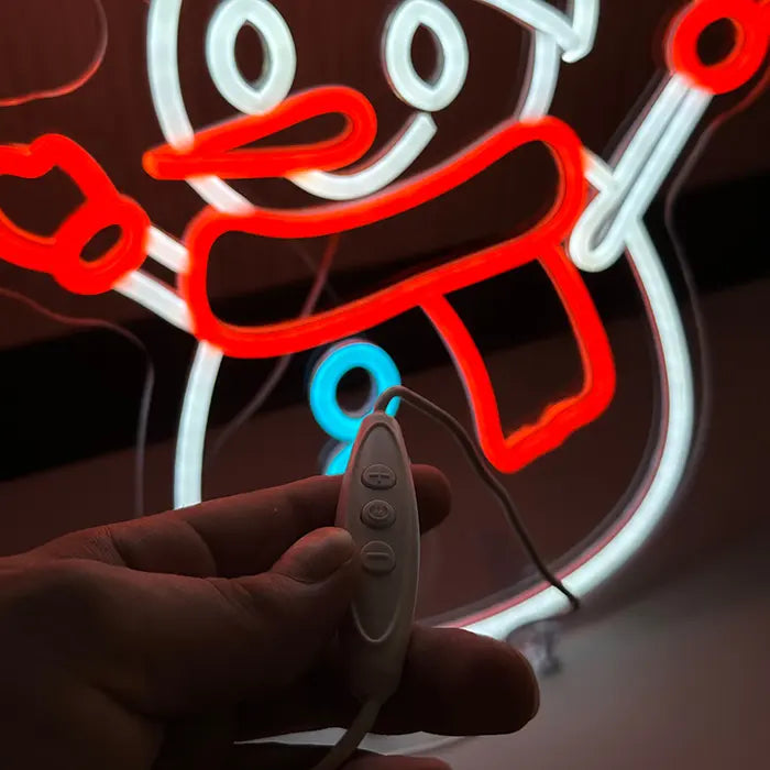 Schneemann Neon LED Schild mit dem Inline-Dimmer am Kabel, an dem die Helligkeit eingestellt wird