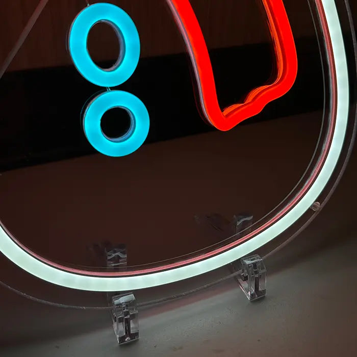 Schneemann Neon LED Schild von unten fotografiert: runde Knöpfe, klare Acrylkante und transparente Standfüße