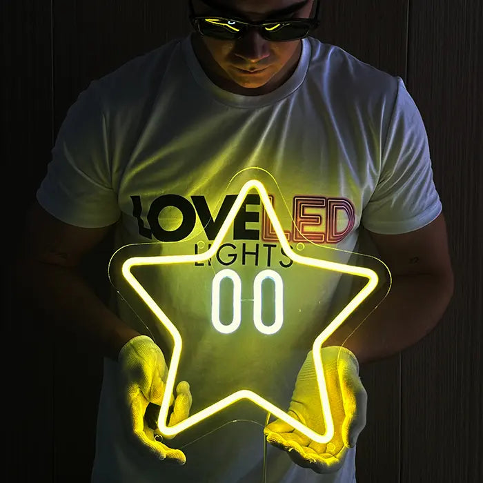 Super Star Neon LED Schild von vorne im Betrieb, gelb leuchtender Sternumriss mit zwei weißen Augenovalen