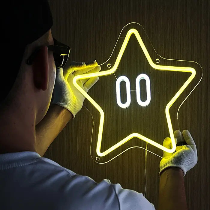 Super Star Neon LED Schild bei der Wandmontage an einer Holzwand, gelber Sternumriss und weiße Augen leuchten
