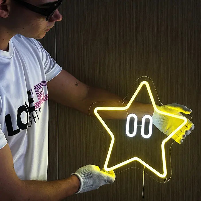 Super Star Neon LED Schild wird an einer Holzwand ausgerichtet, klare Acrylplatte mit gelb leuchtender Sternlinie