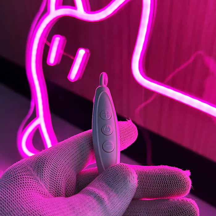 Pinke Katze Neon LED Schild – Nahaufnahme des Inline-Dimmers am Kabel mit Plus-, Ein/Aus- und Minus-Taste