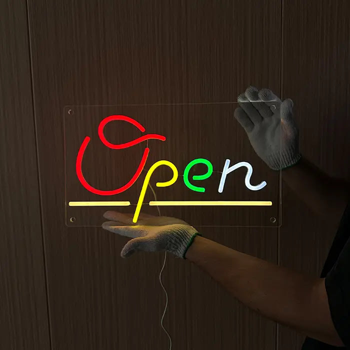 Open Neon LED Schild vor einer Holzwand gehalten, Größenverhältnis zu zwei Händen sichtbar