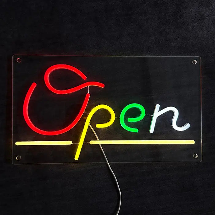 Open Neon LED Schild eingeschaltet auf schwarzem Untergrund, alle vier Montagebohrungen sichtbar