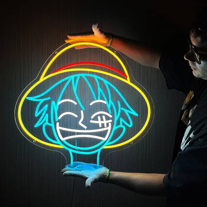 Strohhut Neon LED Schild leuchtend hochgehalten, zeigt die volle Breite des Hutes und das weiße Lachen darunter