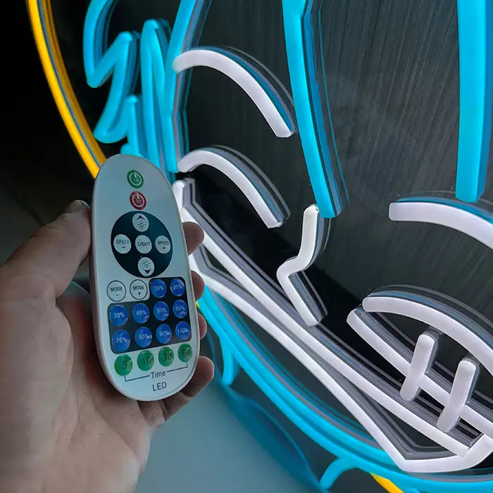 Strohhut Neon LED Schild mit Dimmer-Fernbedienung: 10 Helligkeitsstufen, Timer und Modi vor den LED-Röhren