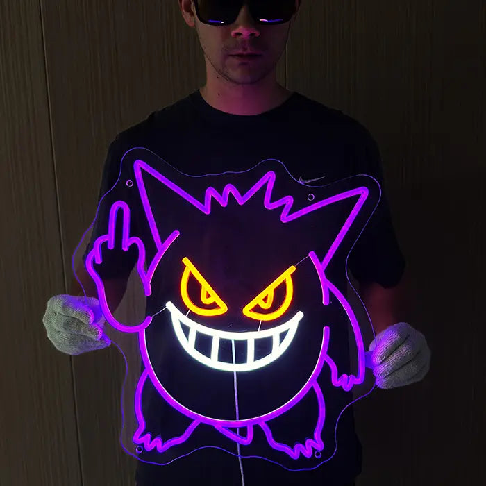 Geisterfigur Neon LED Schild leuchtend vor dunklem Hintergrund gehalten, volle Motivhöhe im Blick