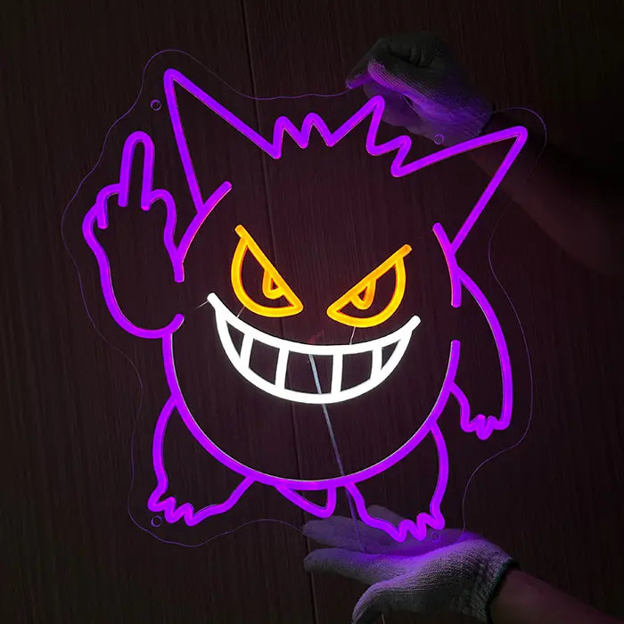 Geisterfigur Neon LED Schild leuchtend vor einer Holzwand gehalten, klare Acrylkante gut sichtbar