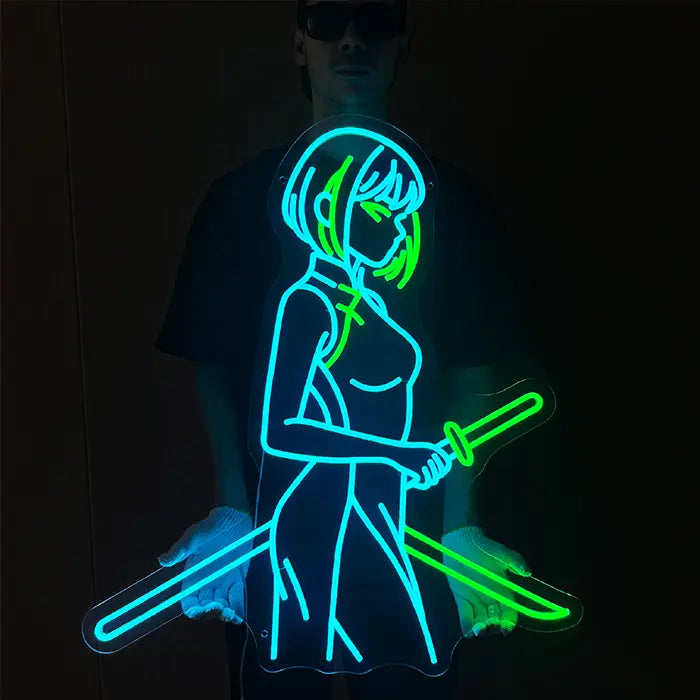 Anime Samurai Girl Neon LED Schild eingeschaltet und frontal gehalten, blaue Kontur mit grüner Haarsträhne