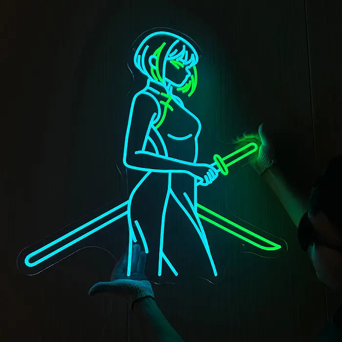 Anime Samurai Girl Neon LED Schild von unten gehalten, grünes Katana und blaue Klingen deutlich sichtbar
