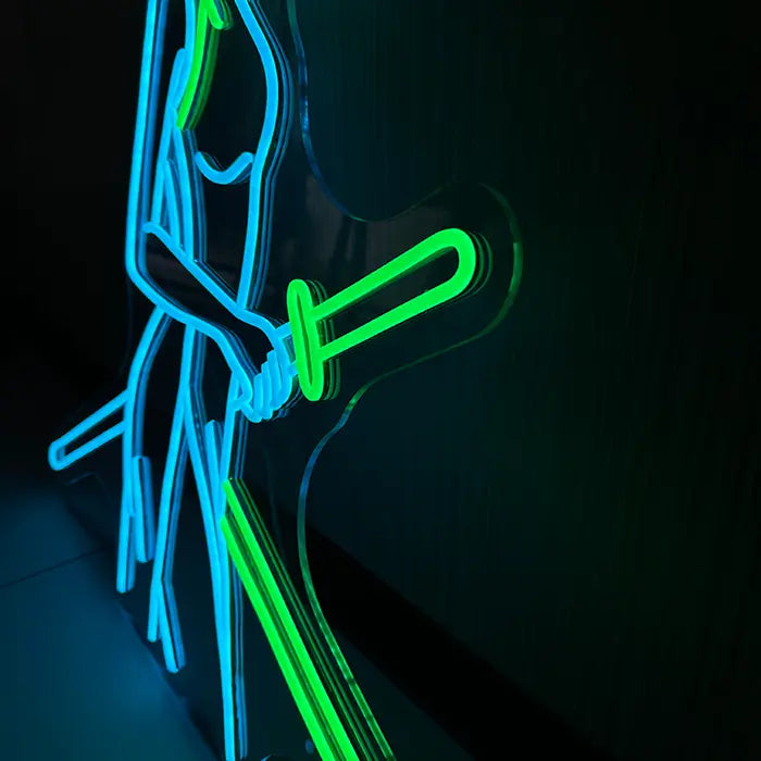 Anime Samurai Girl Neon LED Schild in Schrägansicht, grüner Schwertgriff und Acrylkante aus der Nähe