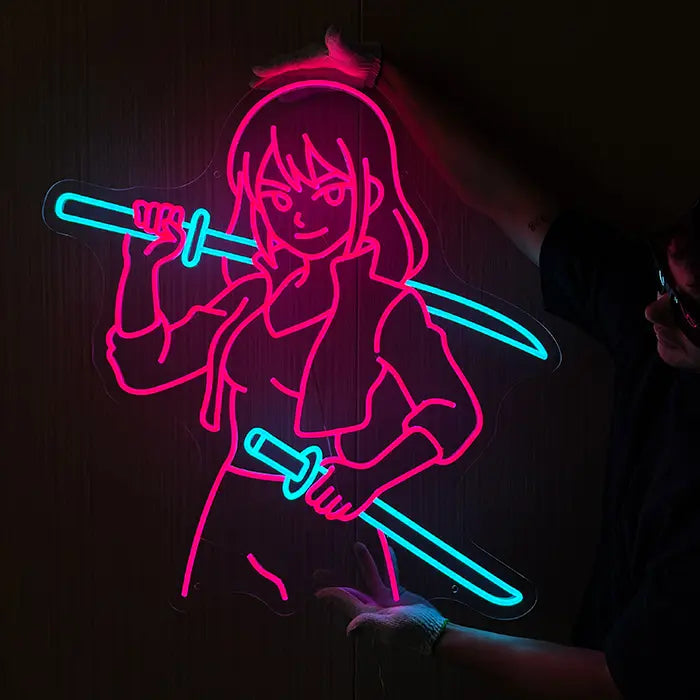 Sekira V Miaukuza Neon LED Schild an der Wand montiert, die blauen Katana heben sich vom lila Umriss ab