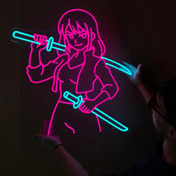 Sekira V Miaukuza Neon LED Schild im Einsatz an der Wand, klare Neonlinien zeichnen Haare und Jacke nach