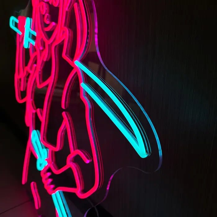 Sekira V Miaukuza Neon LED Schild schräg von der Seite, die Acrylkante und die blaue Klinge sind sichtbar