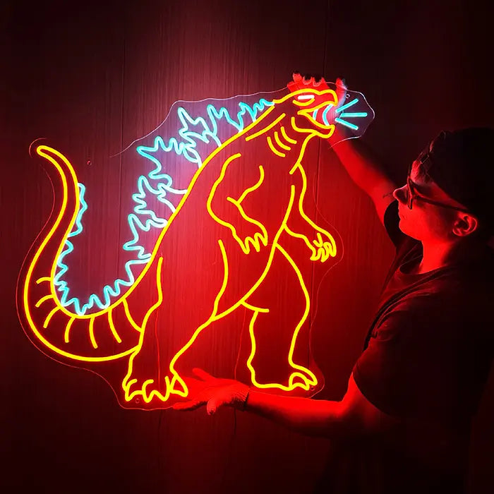 Monsterechse Neon LED Schild vor dunkler Holzwand, seitliche Ansicht mit geschwungenem Schwanz und Maulstrahlen