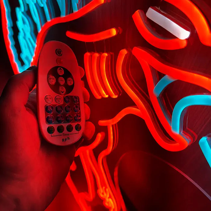 Monsterechse Neon LED Schild mit Funk-Fernbedienung für Dimmstufen, Timer und Blinkmodi vor dem leuchtenden Motiv