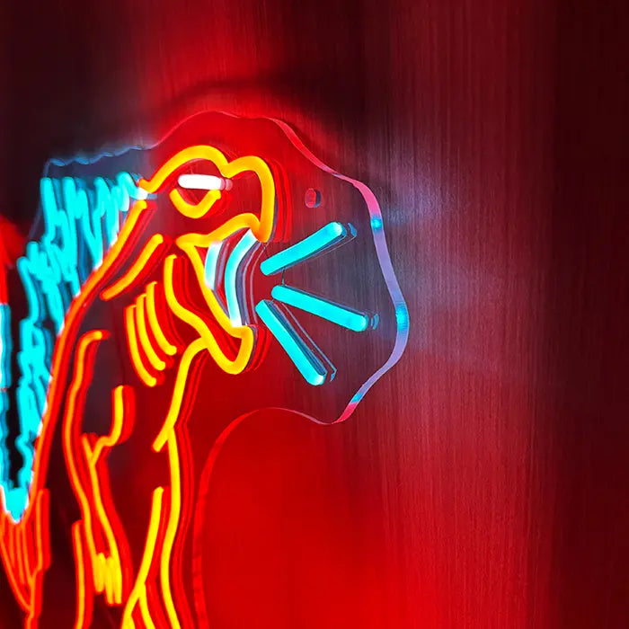 Monsterechse Neon LED Schild Detail vom Kopf: geöffnetes Maul mit blauem Strahlenbündel und weißem Augenstrich
