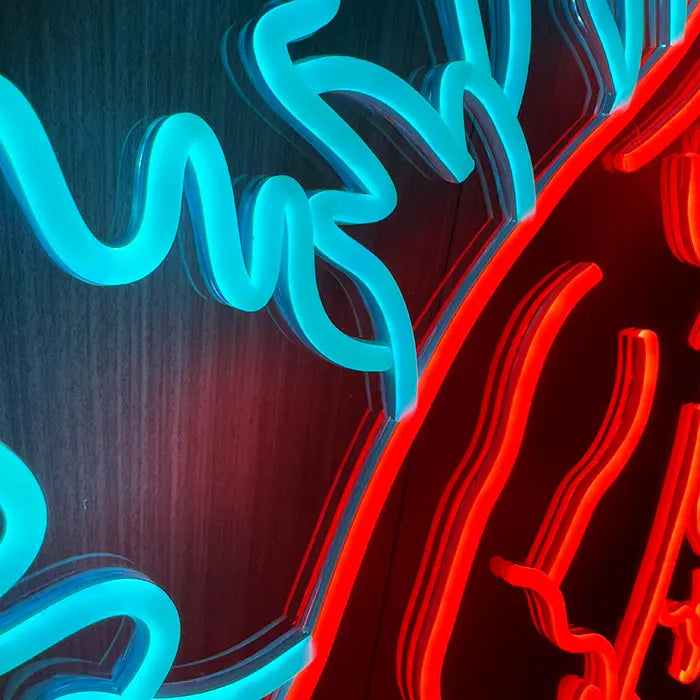 Monsterechse Neon LED Schild in Nahaufnahme, blaue Rückenzacken aus LED-Neon-Flex neben orangem Körperschlauch