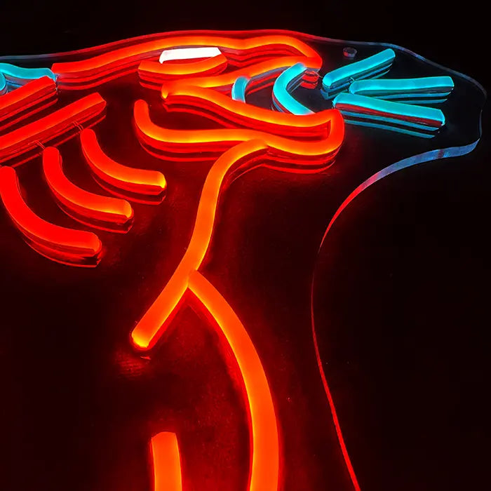 Monsterechse Neon LED Schild aus schrägem Winkel, Hals und Kiefer in Orange, blaue Zacken auf klarem Acrylglas