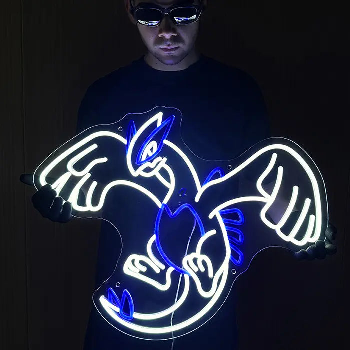 Geflügeltes Wesen Neon LED Schild in voller Breite, weiße Schwingen und blaue Konturen leuchten im dunklen Raum