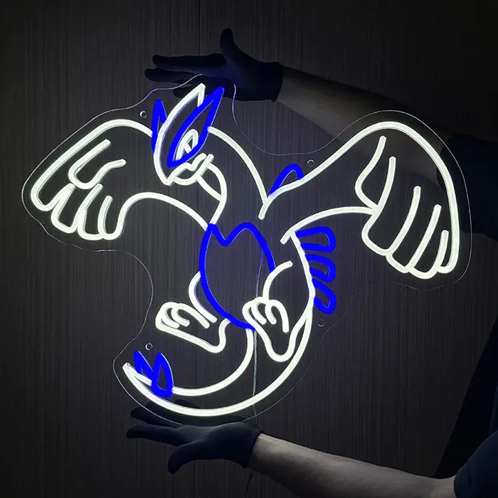 Geflügeltes Wesen Neon LED Schild, leuchtend in Weiß und Blau, vor einer dunklen Holzwand gehalten