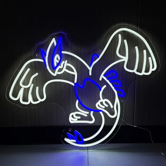 Geflügeltes Wesen Neon LED Schild leuchtet an einer dunklen Wand, das Kabel führt nach unten zum Boden