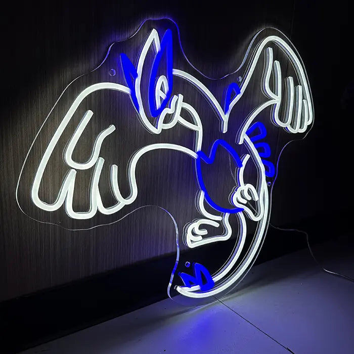 Geflügeltes Wesen Neon LED Schild schräg von der Seite, blaue Flügelakzente heben sich vom Weiß ab