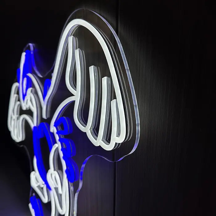 Geflügeltes Wesen Neon LED Schild als Nahaufnahme des Flügels, LED-Neon-Flex auf klarer Acrylplatte