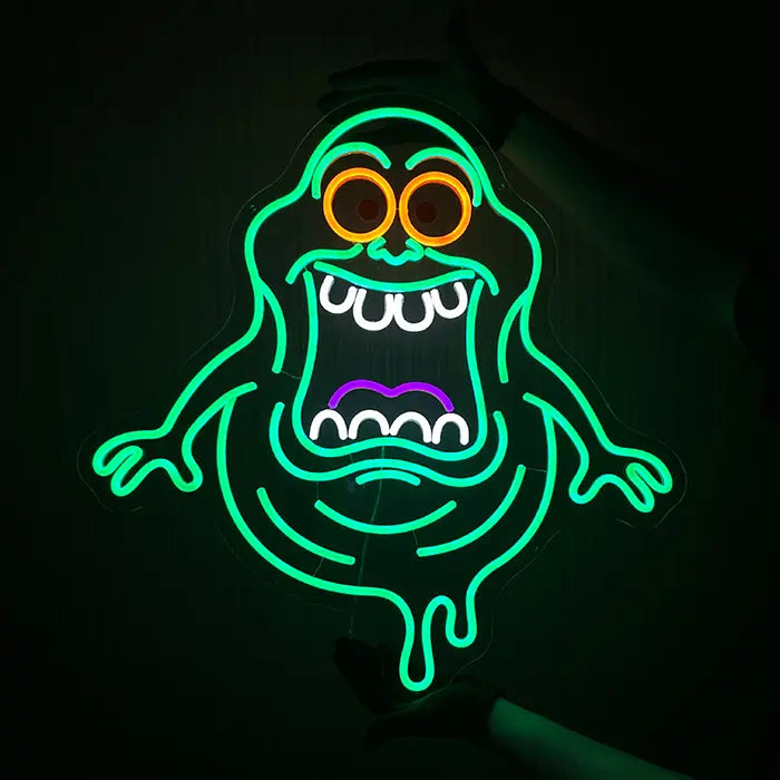Schleimgeist Neon LED Schild im Betrieb, grüne Neonlinien, orange Augenringe und lila Akzent in der Mundpartie