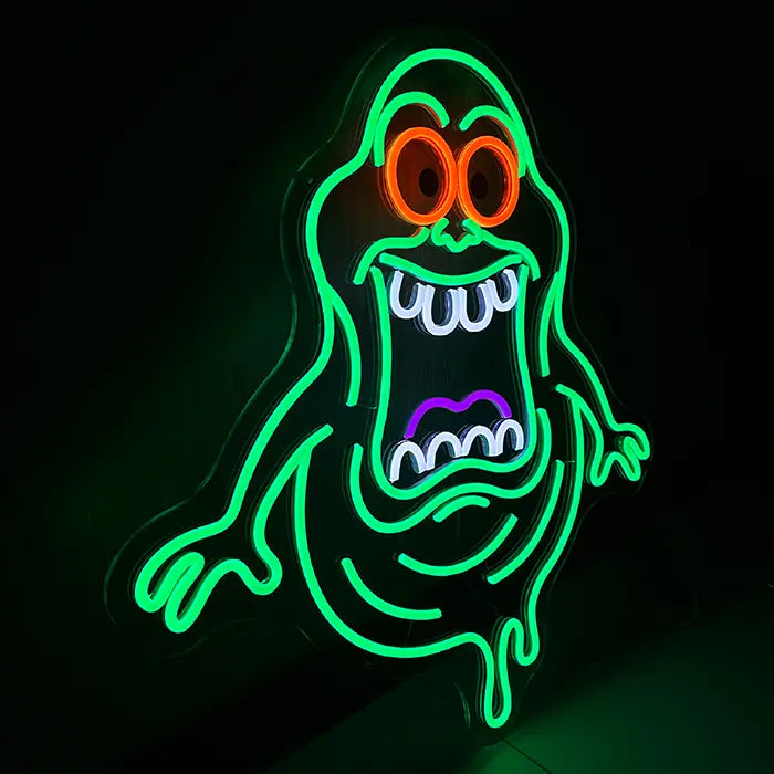 Schleimgeist Neon LED Schild aus seitlichem Winkel fotografiert, leuchtende grüne Kontur vor dunklem Hintergrund