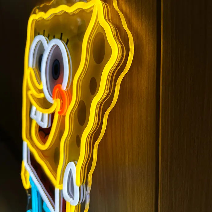 Schwammfigur Neon LED Schild in Nahaufnahme von der Seite, die Neonschläuche stehen plastisch vom Acryl ab