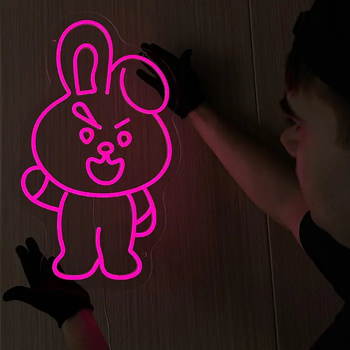 Pinker Hase Neon LED Schild, Detailansicht des LED-Neon-Flex auf der klaren Trägerplatte