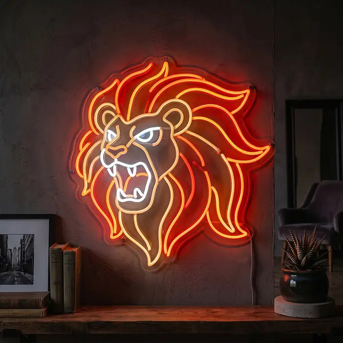 Löwenkopf Neon LED Schild an einer Wand über einer Kommode mit Bilderrahmen, Büchern und Pflanze