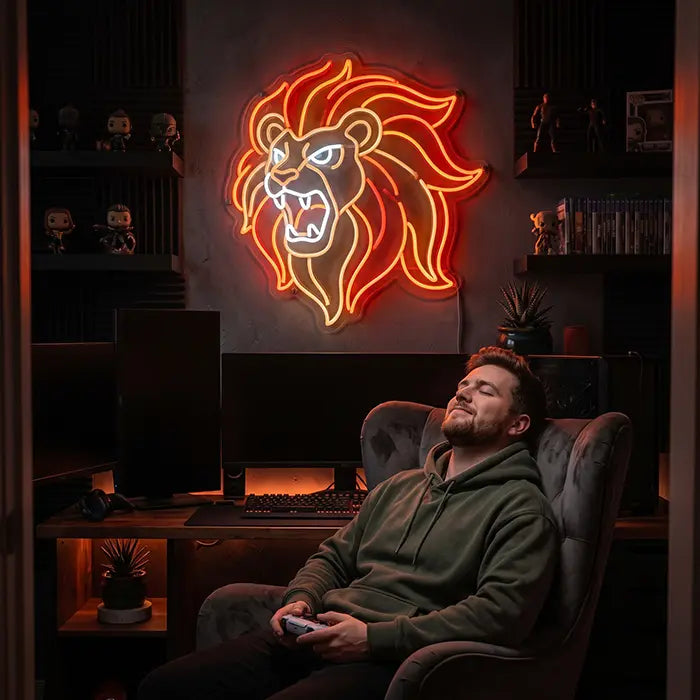 Löwenkopf Neon LED Schild über einem Gaming-Schreibtisch mit Sammelfiguren im Regal, davor eine Person mit Controller im Sessel