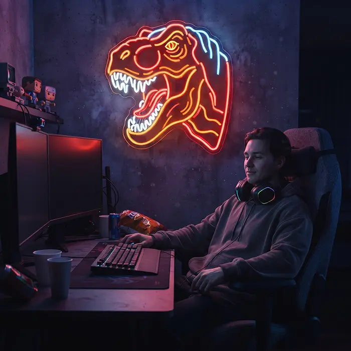 T-Rex Dino Neon LED Schild über dem Gaming-Setup mit zwei Monitoren, Tastatur und Gaming-Stuhl