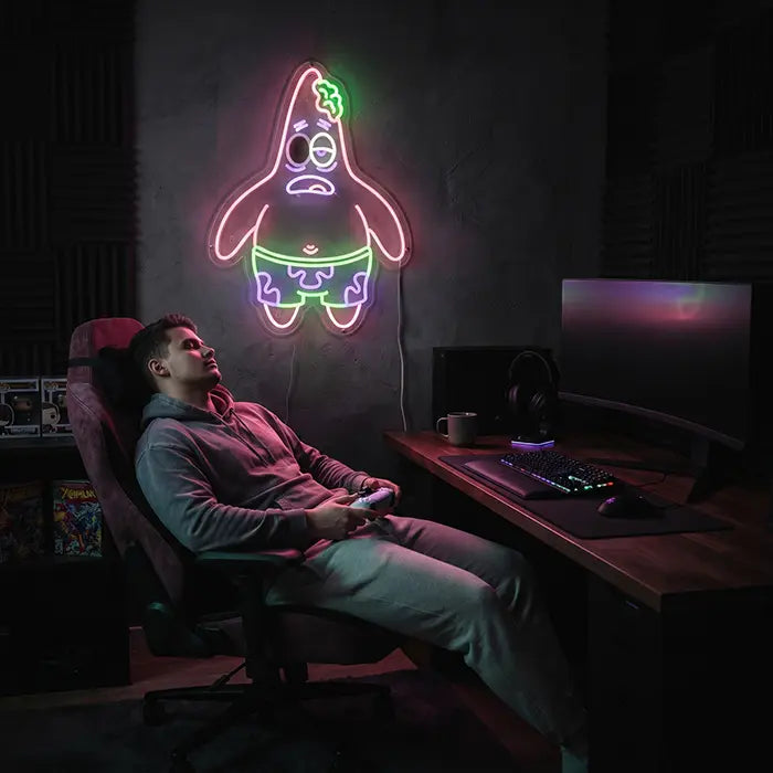 Patrick Zombie Neon LED Schild über dem Schreibtisch im Gaming-Zimmer mit Monitor, Headset und Gaming-Stuhl