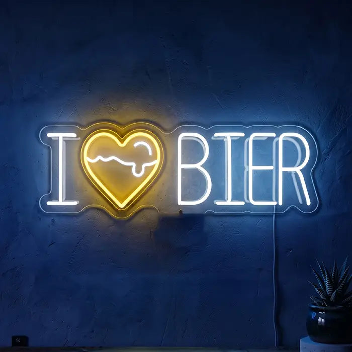 Neonová LED cedule I Love Bier – nápis I Love Bier s bílým textem a zlatým srdcem na zdi