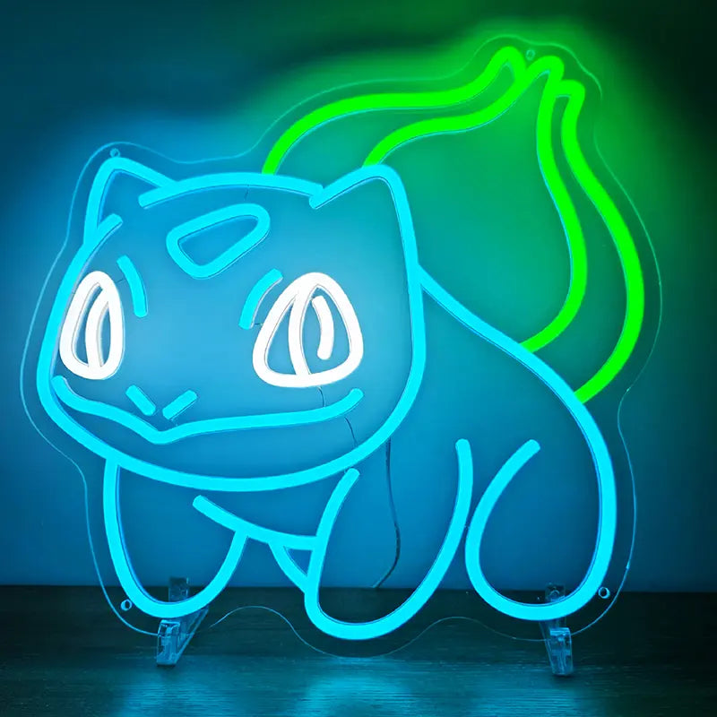 Blau und grün leuchtendes Pokémon Wandlicht im Bisasam-Design auf einem dunklen Holztisch