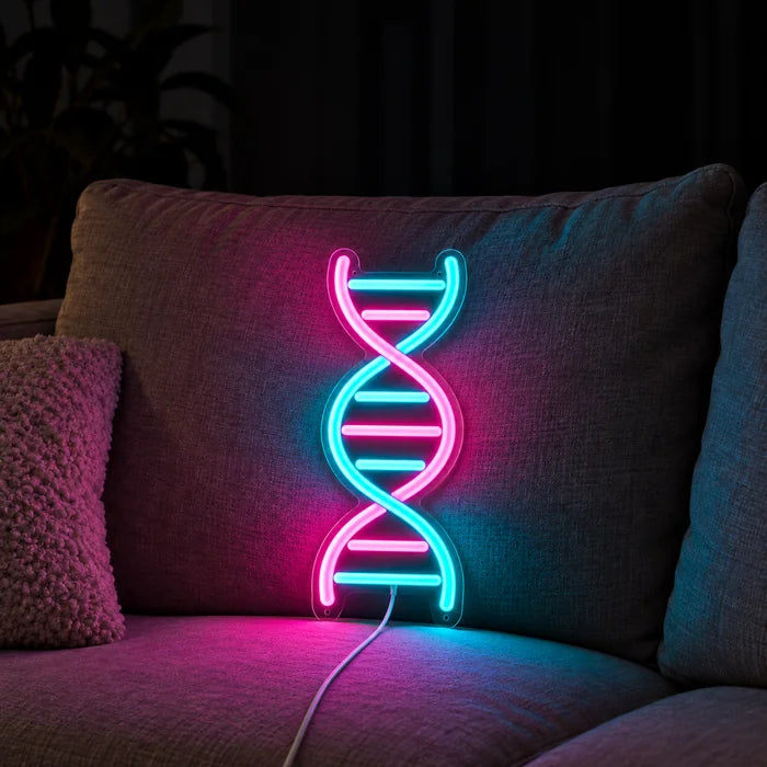 DNA-kierre neon LED -kyltti kodikkaalla sohvalla tyynyjen ja huovan välissä