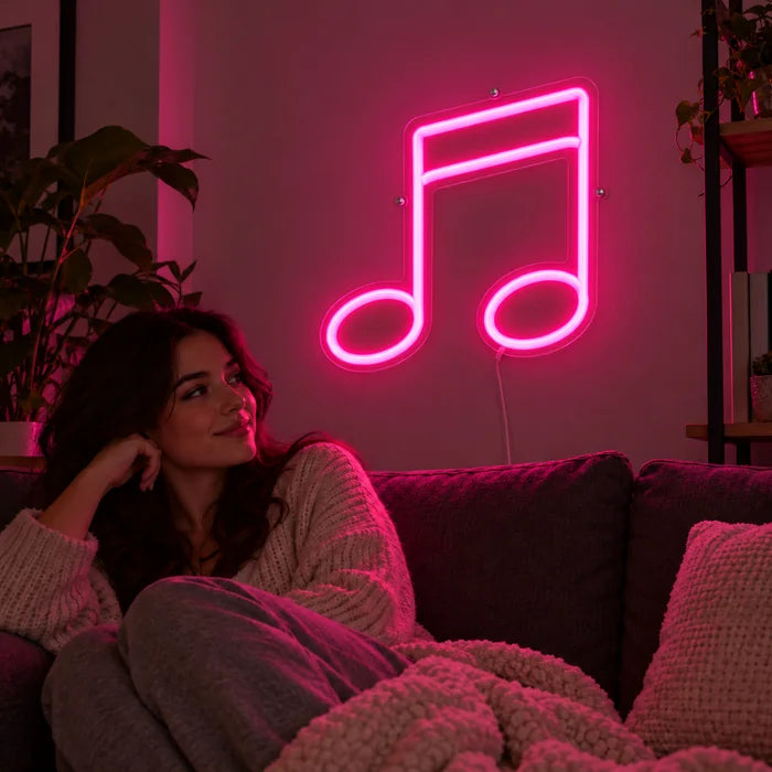 Neon LED-skylt Dubbelnot på vardagsrumsväggen, framför en person som kopplar av i soffan