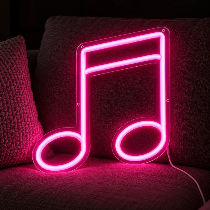 Neon LED-skylt Dubbelnot i en mysig soffa mellan kuddar och filt