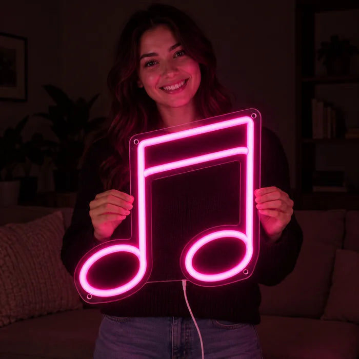 Neon LED-skylt Dubbelnot i händerna på en leende kvinna mot mörk bakgrund