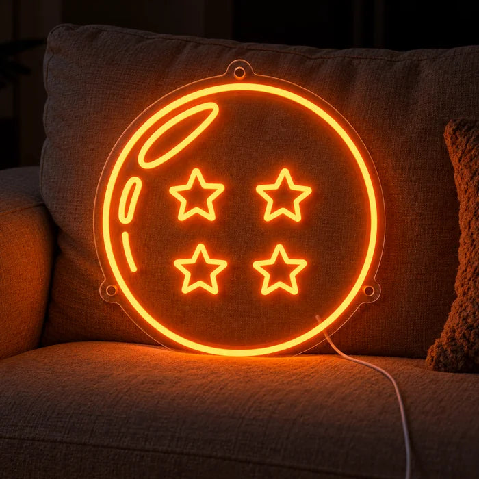 Neon LED-skilt Dragon Ball Firestjernekule på en koselig sofa mellom puter og pledd