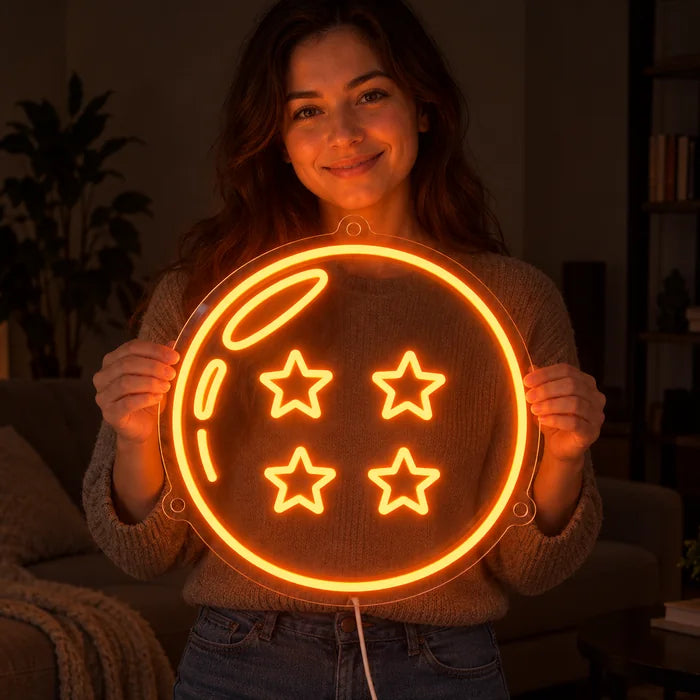 Neon LED-skilt Dragon Ball Firestjernekule i hendene på en smilende kvinne mot mørk bakgrunn