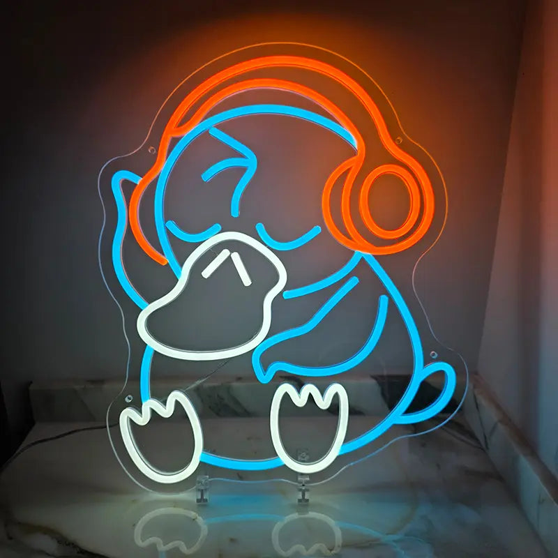Beleuchtete Gaming-Zimmer Deko: Blau und orange strahlendes LED-Neonlicht von Enton auf einem dunklen Holztisch