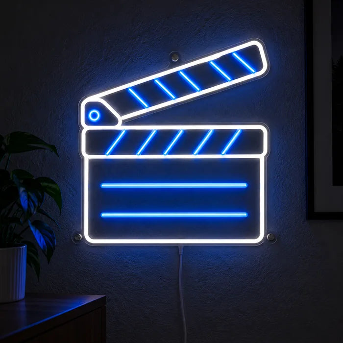 Klaket neon LED tabela, karanlık bir duvarda yanarken, bağlantı kablosuyla yakın çekim