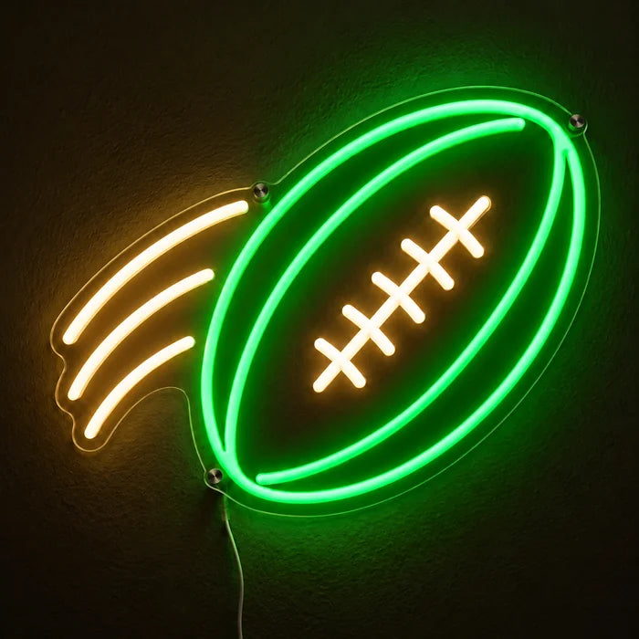 Flyvende football neon LED skilt lysende på en mørk væg, nærbillede med tilslutningskabel